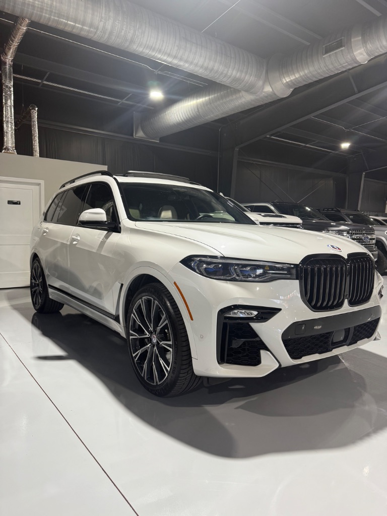2022 BMW X7 M50i's photo